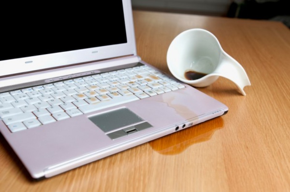 На клавиатуру попала вода что делать. Залитый ноутбук. Ноутбук залит водой. Залили ноутбук. Пролитый кофе на клавиатуру.