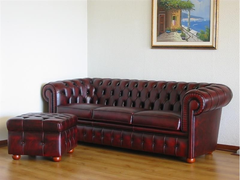 červená sedačka Chesterfield