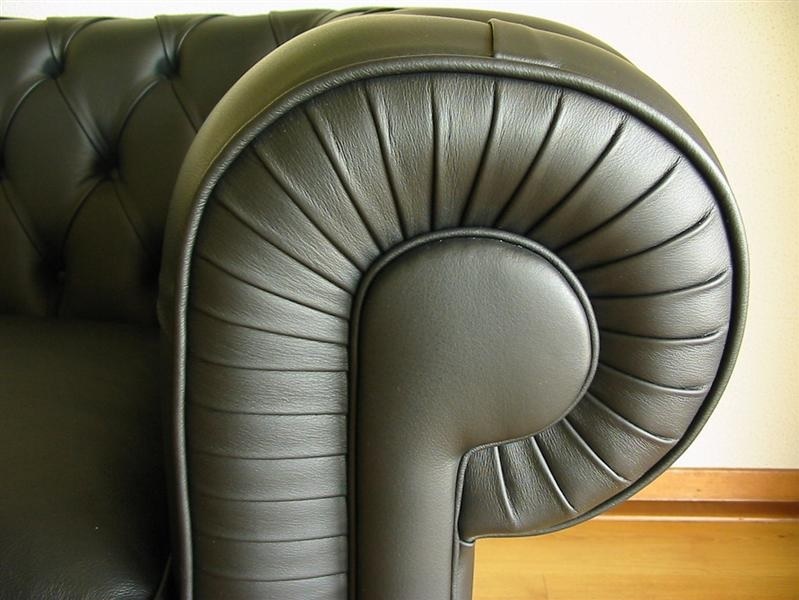 detail provedení sedačky Chesterfield